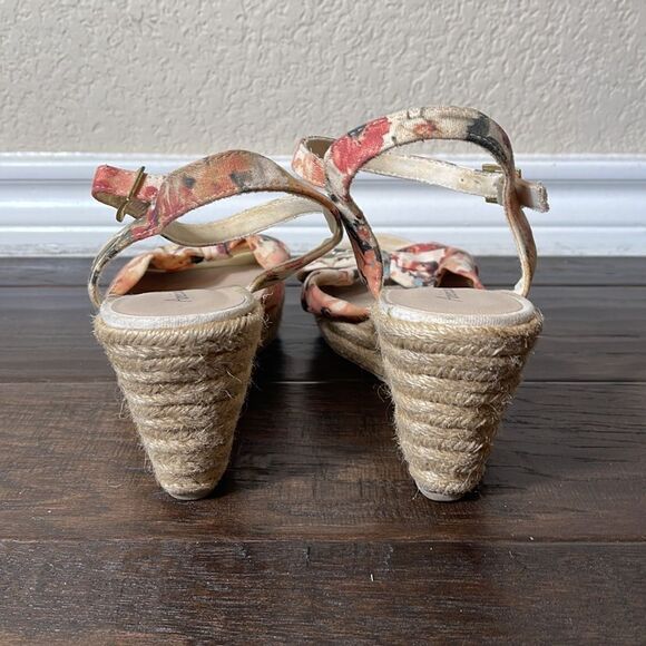 AMERICAN EAGLE FLORAL PRINT WEDGE SANDAL SIZE 8.5 - Picture 2 of 6